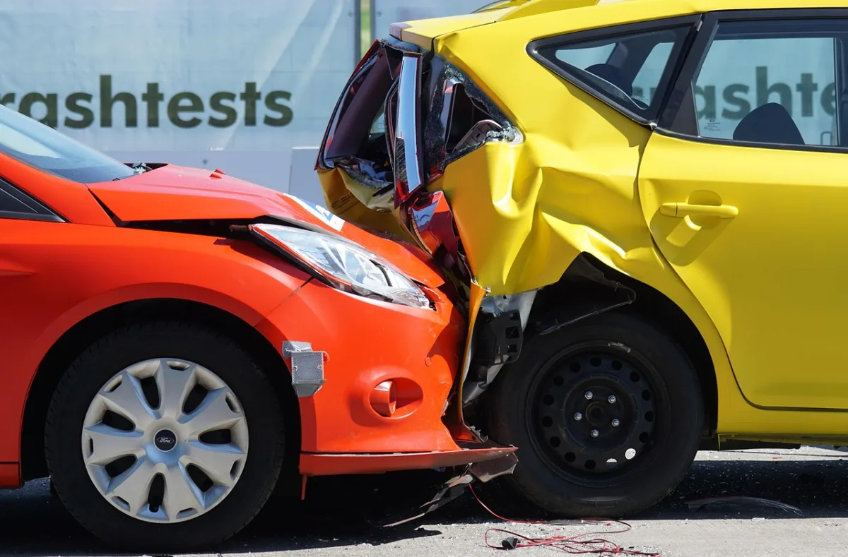 Șoferi verifică documentele după un accident auto pentru decontare directă RCA