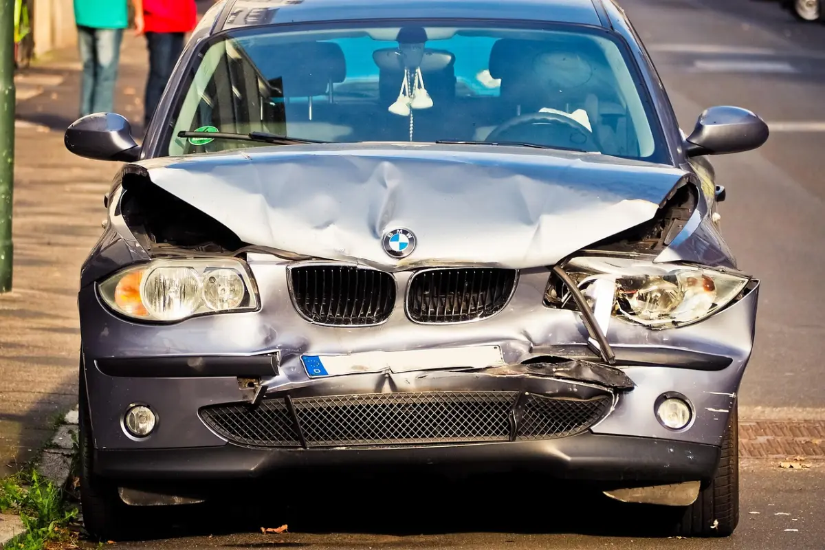 Șofer care compară opțiuni de asigurare auto RCA și CASCO pentru mașina sa